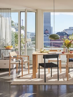 ﻿La sala da pranzo, con la luce che entra dalle grandi finestre, la tavola ricca e accogliente invita a soffermarsi.