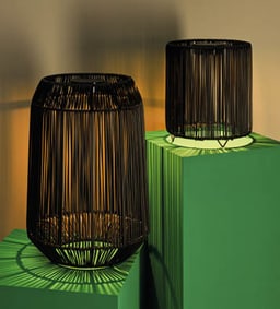 Zwei stilvolle Laternen mit schwarzem Drahtdesign.