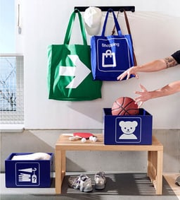 Entrée avec sacs et boîtes de rangement.