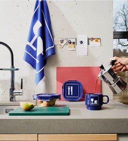 Cuisine avec tasse à café et torchon.