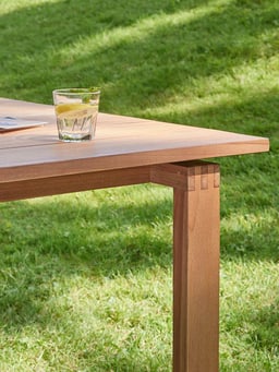 Une boisson rafraîchissante sur une table en bois dans le jardin.