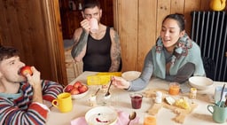 Petit déjeuner convivial avec des ingrédients frais sur une table en bois..jpg