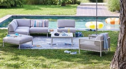 Stilvolle Lounge-Möbel am Pool für entspannte Sommertage.