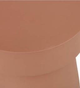 Detail eines runden Tisches in Terracotta.
