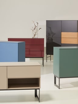 Diversi mobili del sistema abitativo TILL in colori vivaci, design moderno.