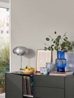 ﻿Photo d&apos;ambiance dans un salon avec focus sur un sideboard avec de nouveaux accessoires