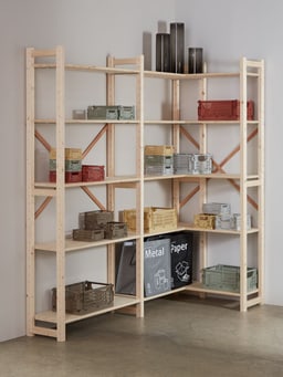 Scaffale in legno del sistema di scaffalature WASA con casse e contenitori.
