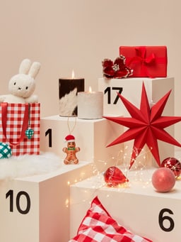 Calendario dell&apos;Avvento con decorazioni natalizie, regali e candele.