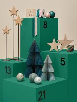 Calendrier de l&apos;Avent avec décorations de Noël vertes et étoiles en bois.